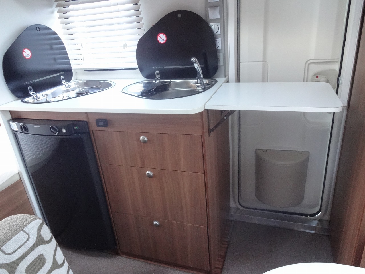 キャンピングカートレーラー