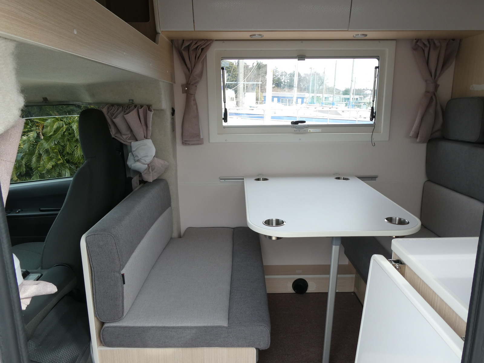 キャンピングカーキャブコン