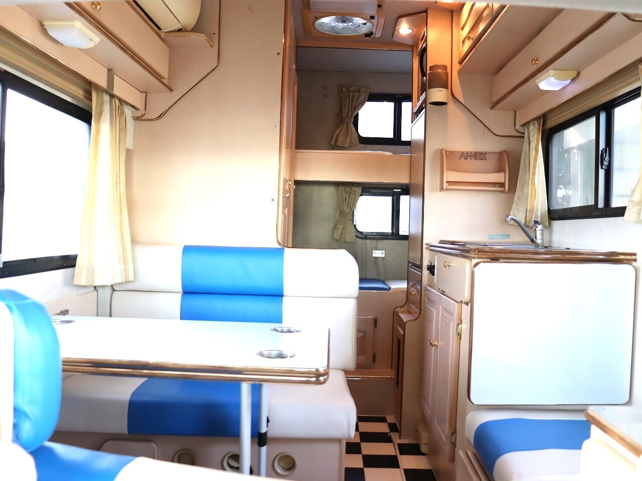 キャンピングカーキャブコン