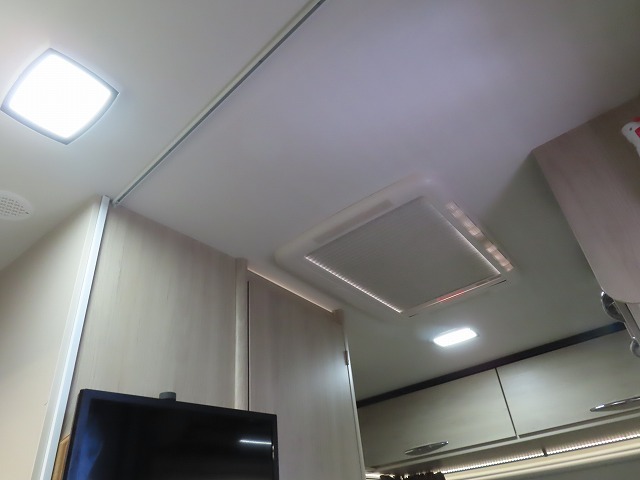 キャンピングカートレーラー