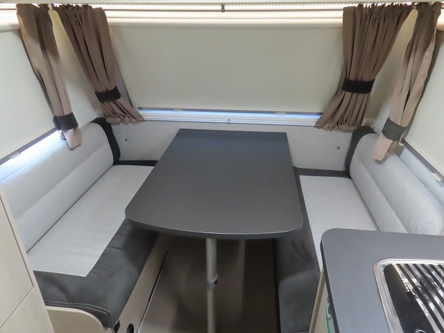 キャンピングカートレーラー