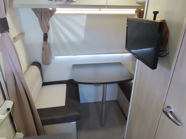 キャンピングカートレーラー