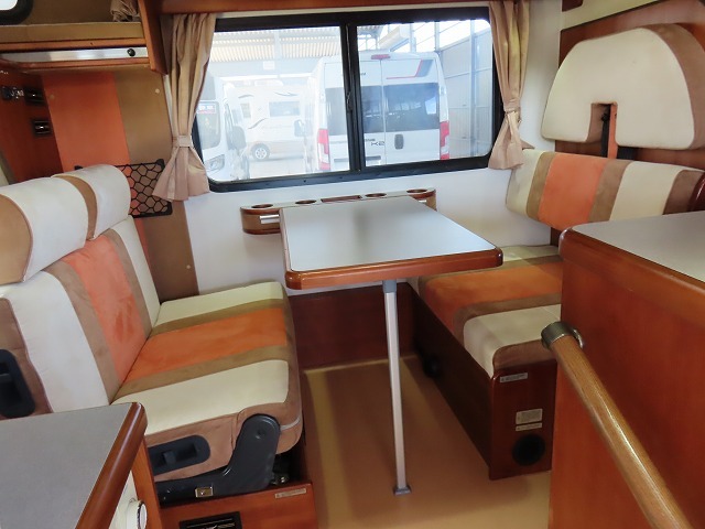 キャンピングカーキャブコン