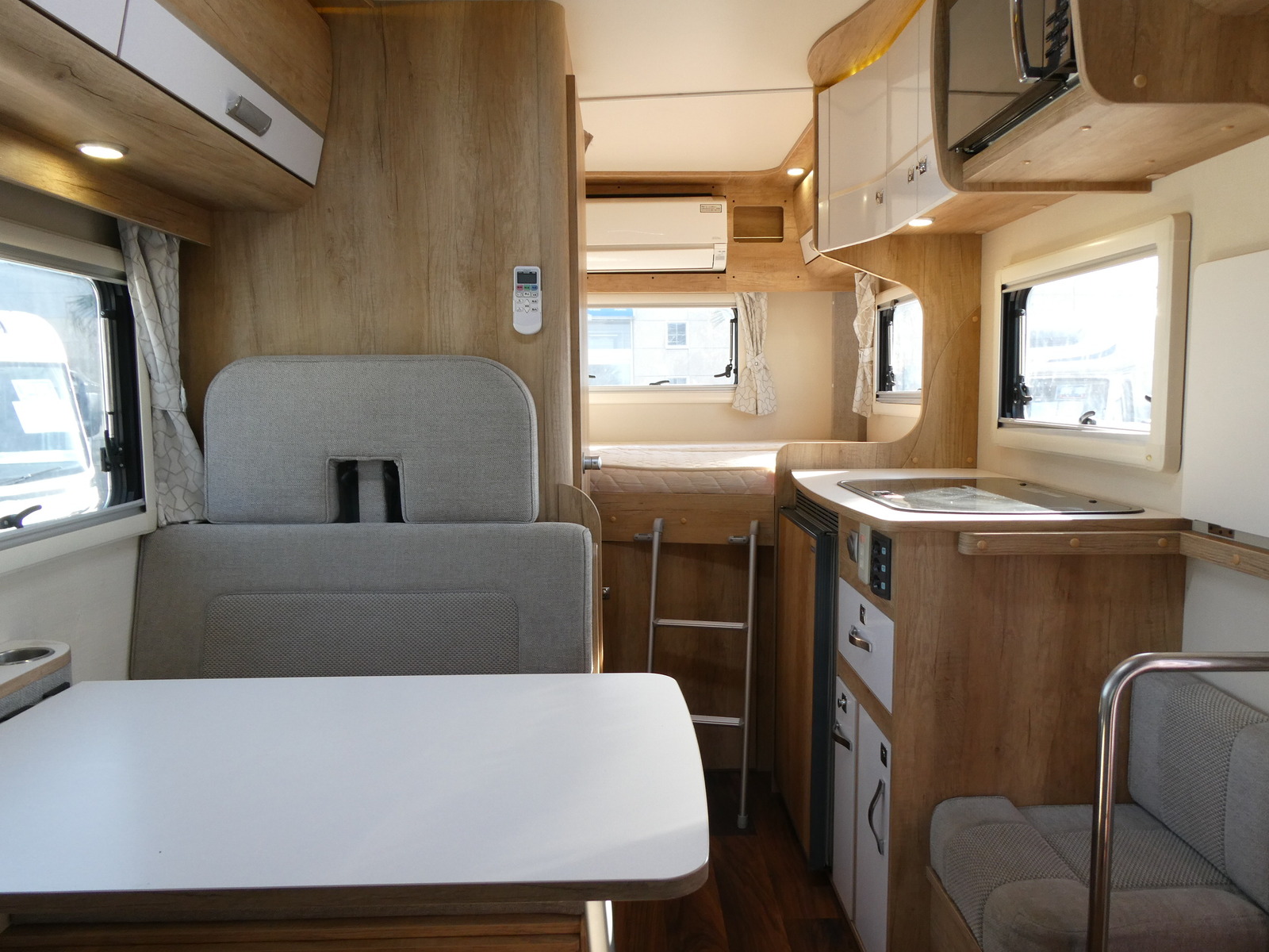 キャンピングカーキャブコン