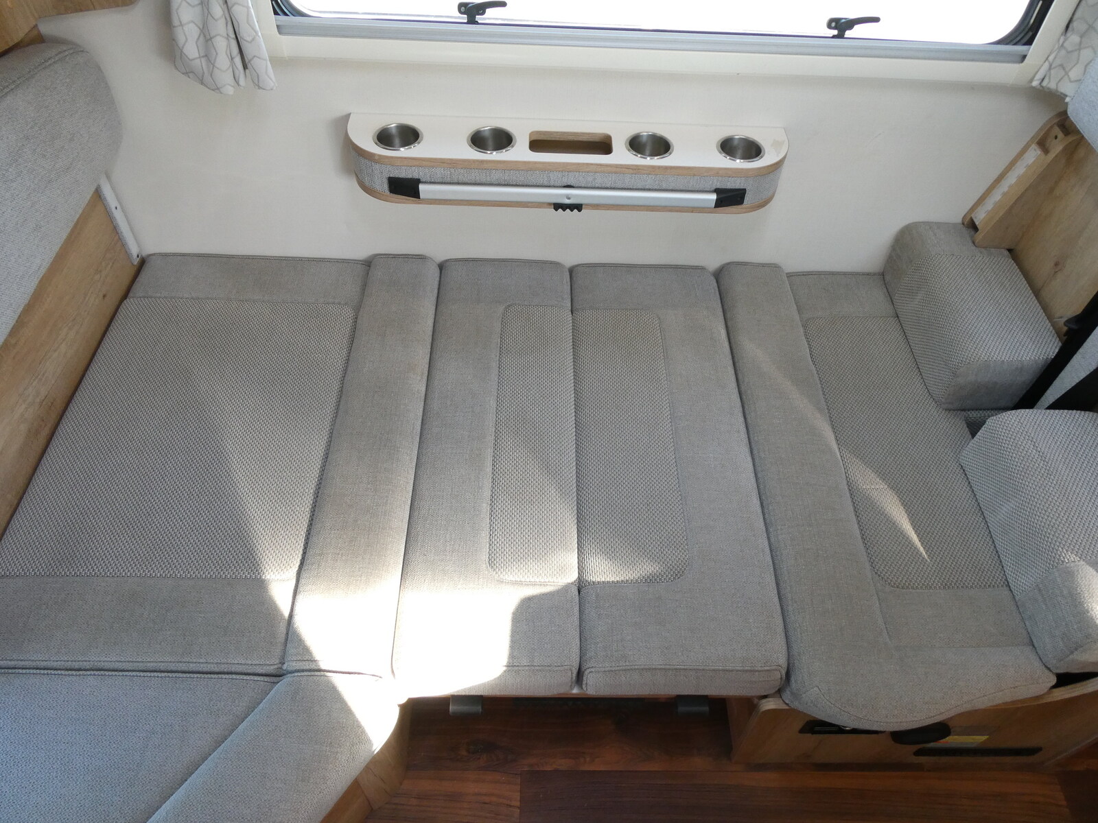 キャンピングカーキャブコン