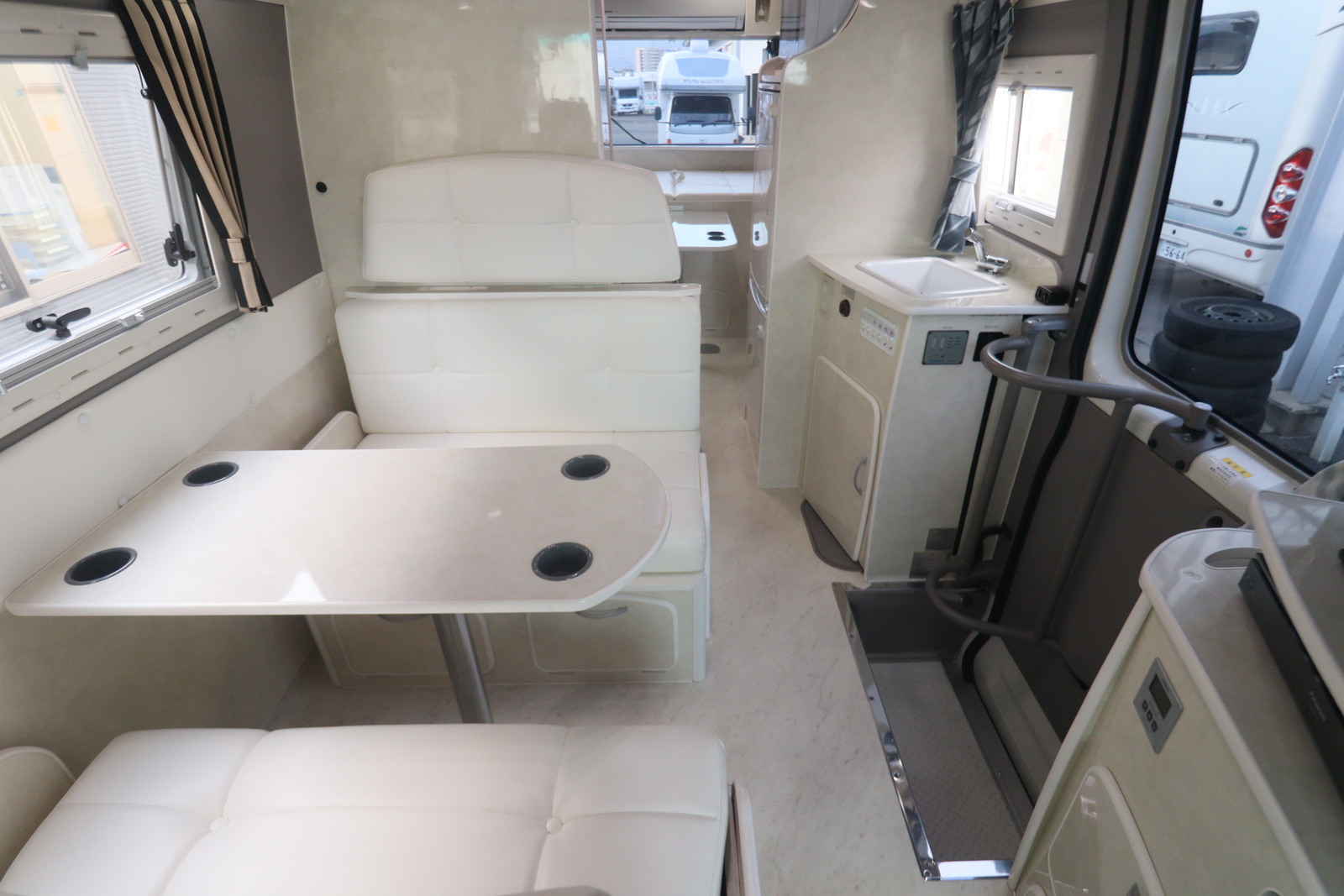 キャンピングカーバスコン