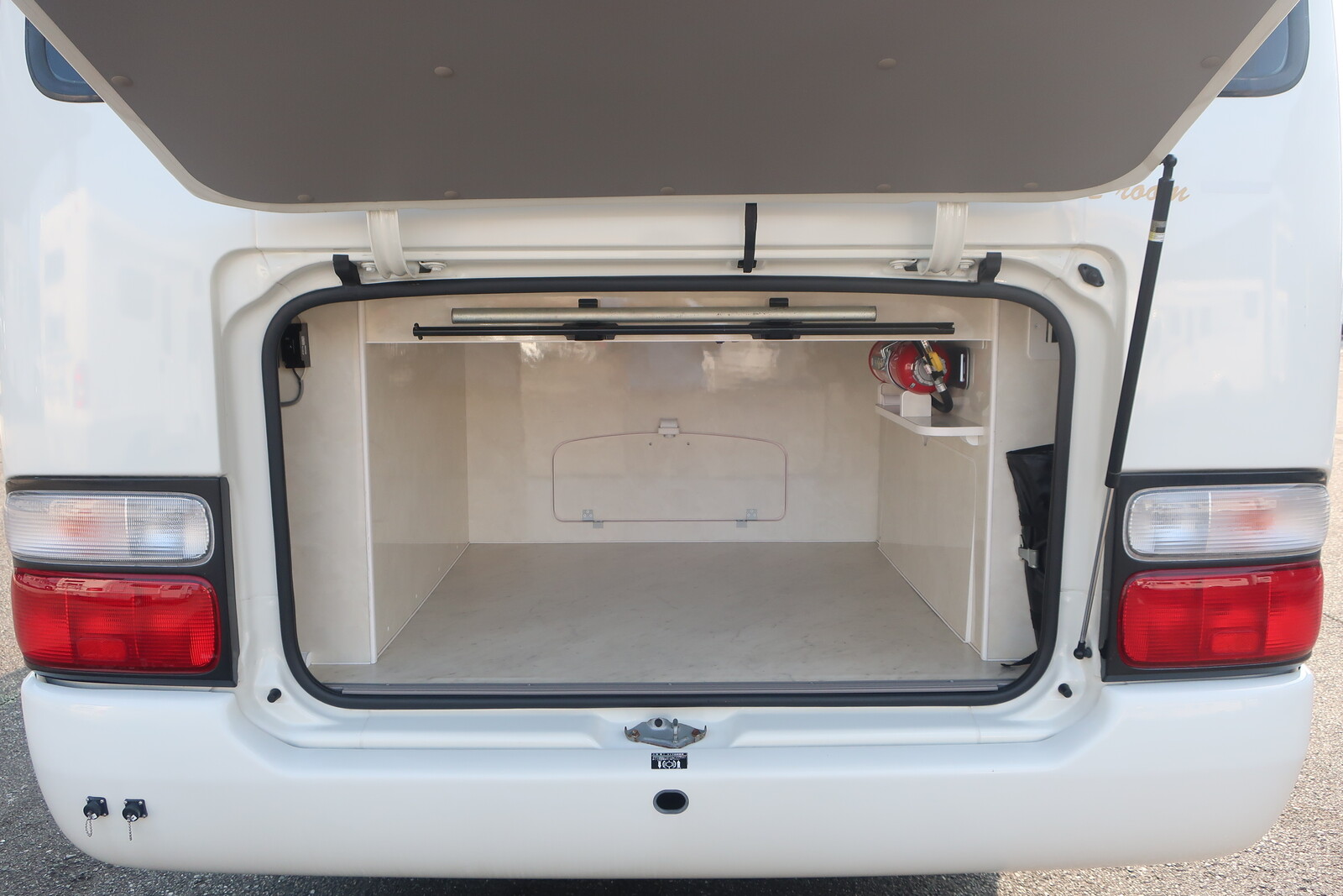 キャンピングカーバスコン