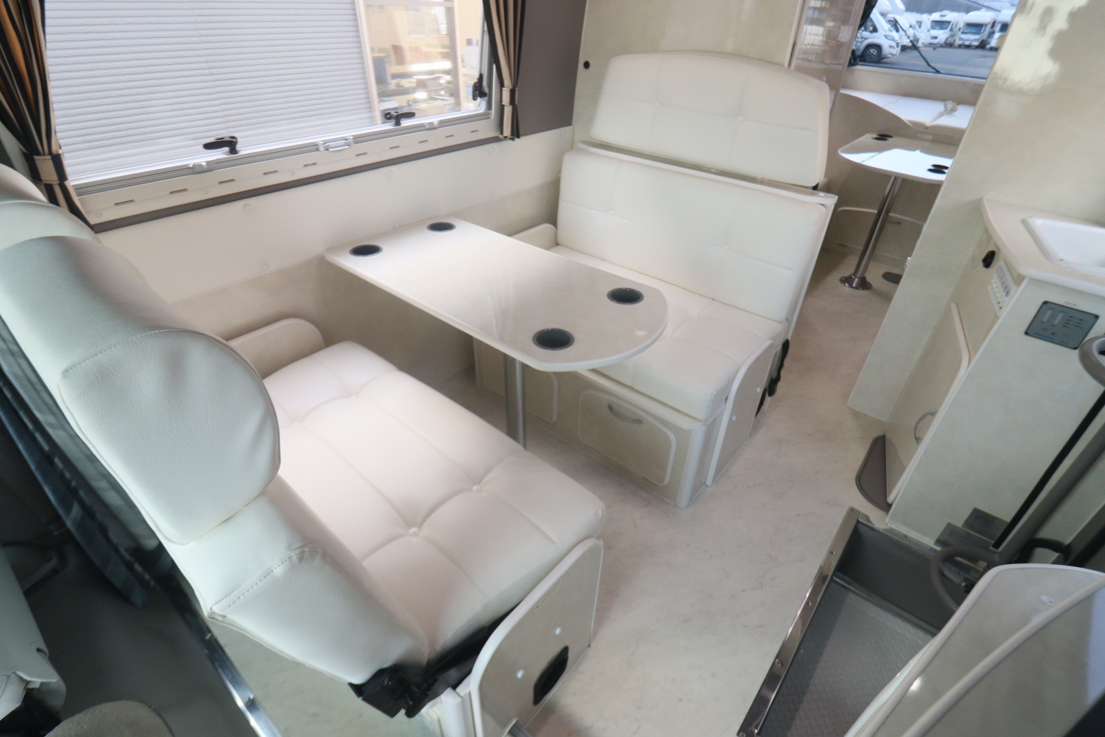 キャンピングカーバスコン