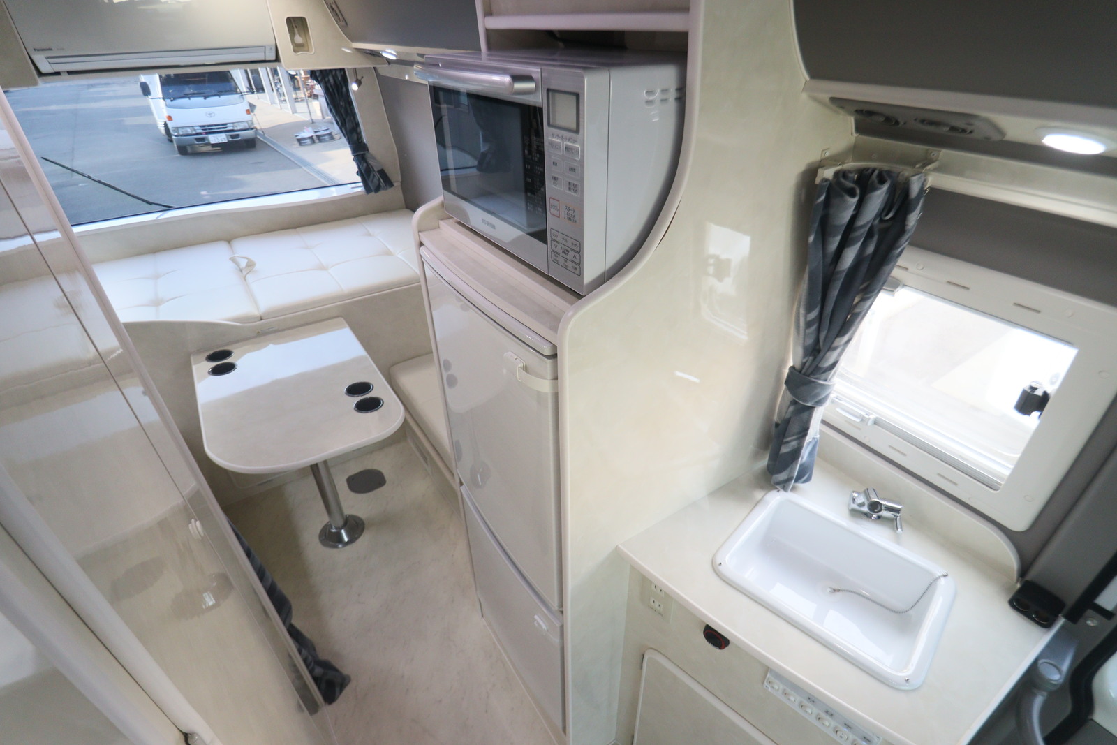 キャンピングカーバスコン