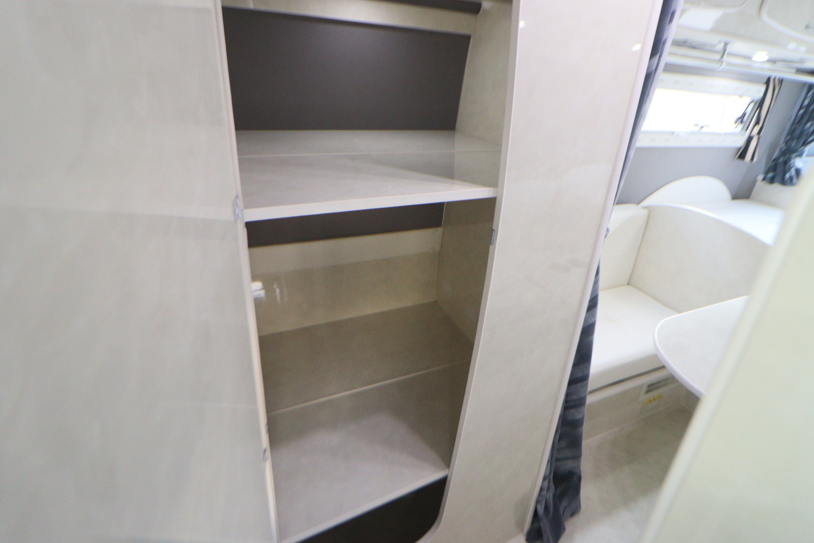 キャンピングカーバスコン