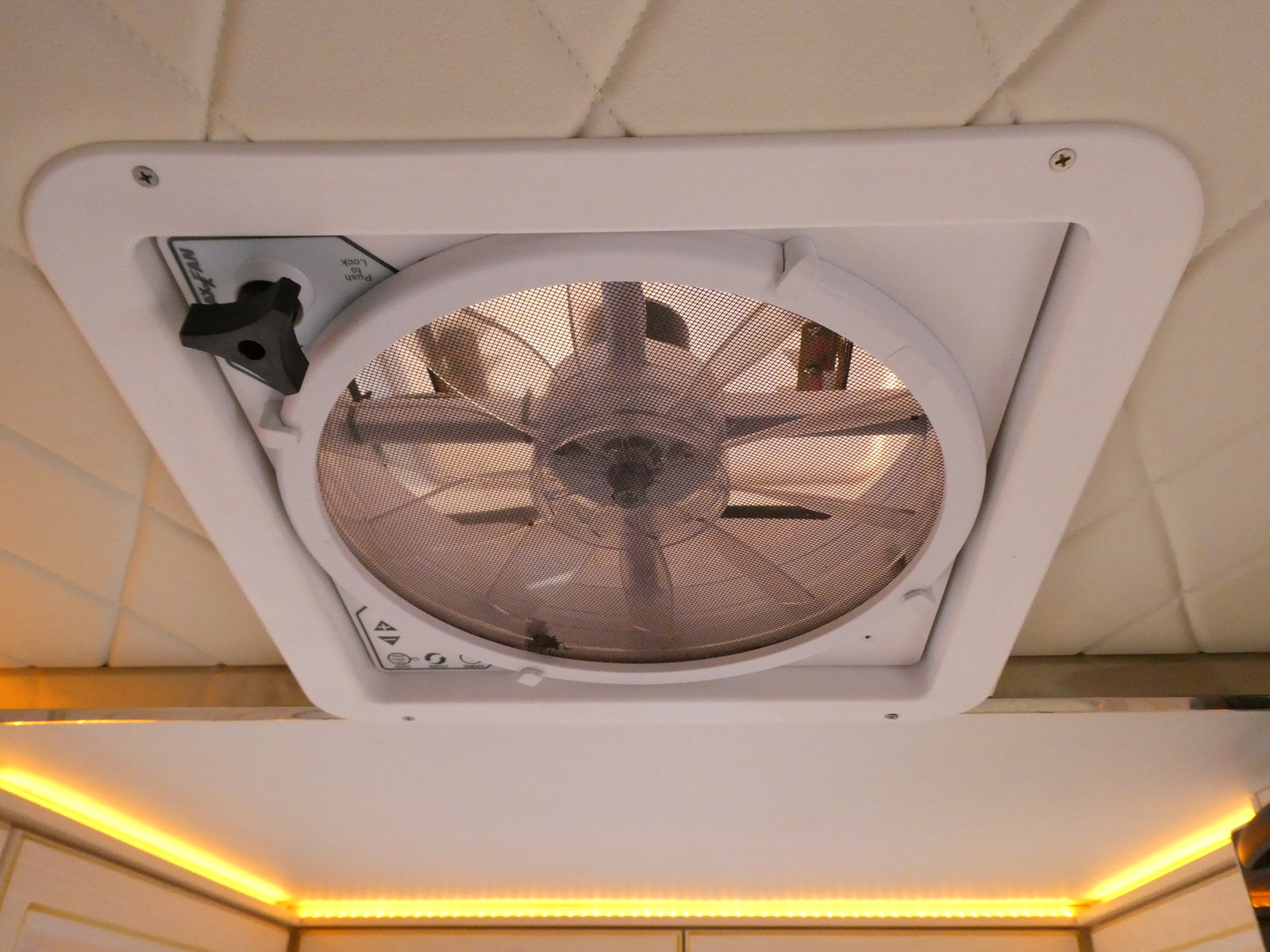 キャンピングカー軽キャンパー