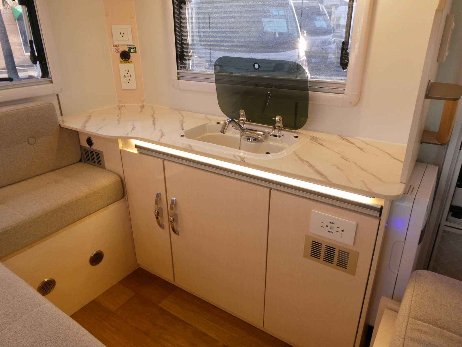 キャンピングカー軽キャンパー