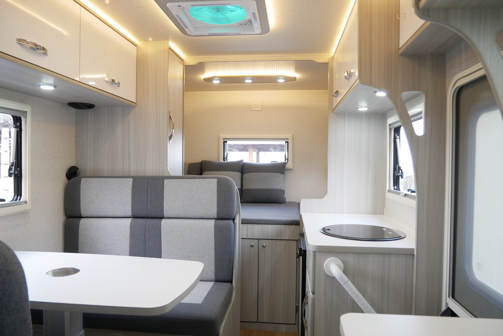 キャンピングカーキャブコン