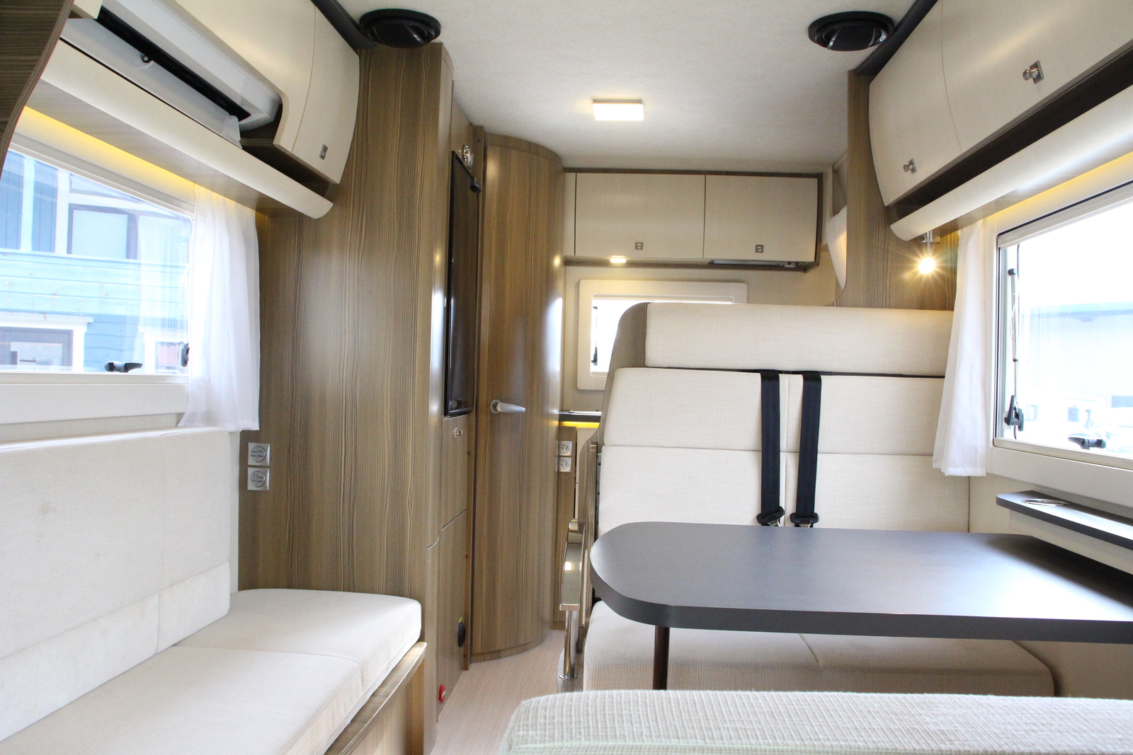 キャンピングカーキャブコン