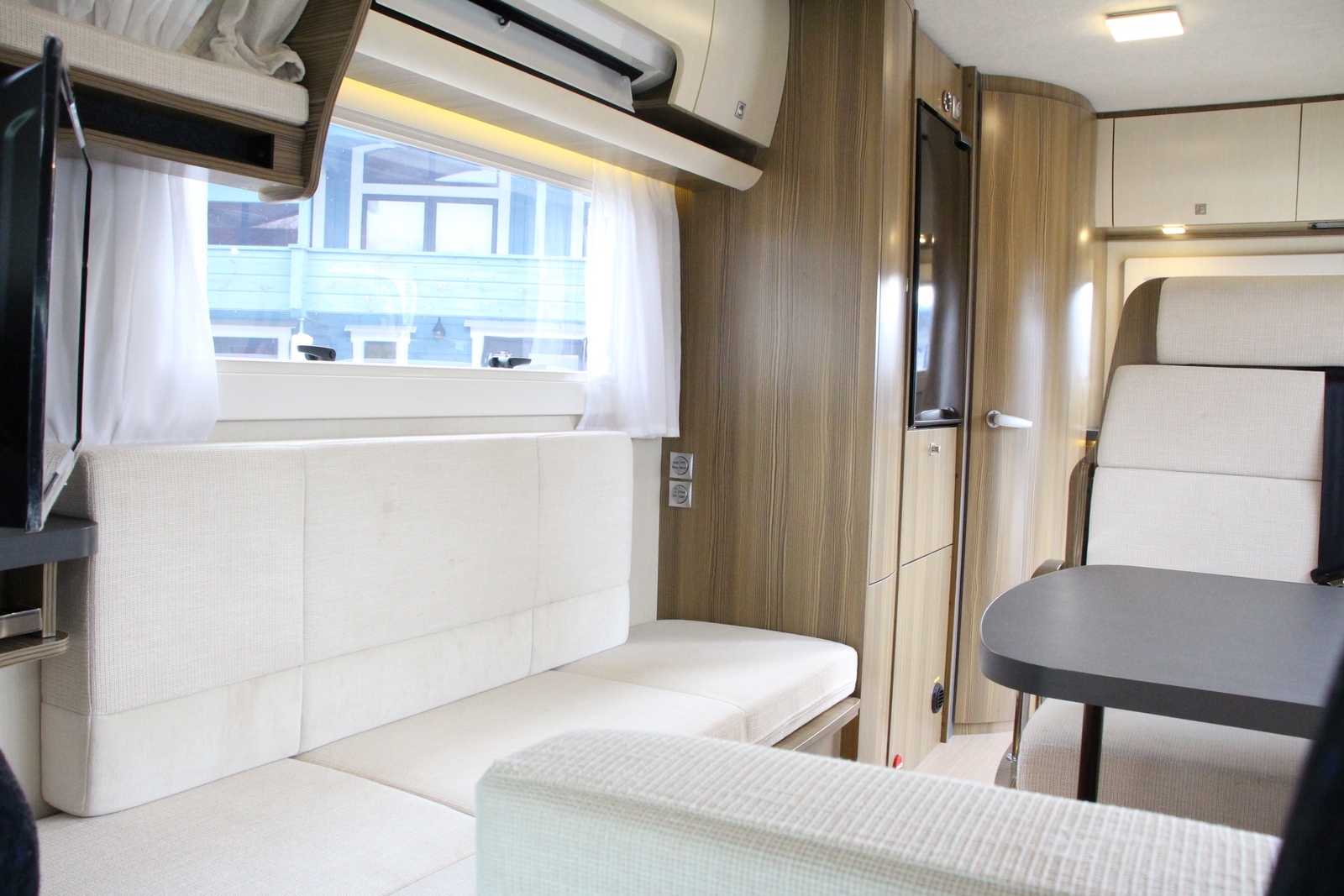 キャンピングカーキャブコン