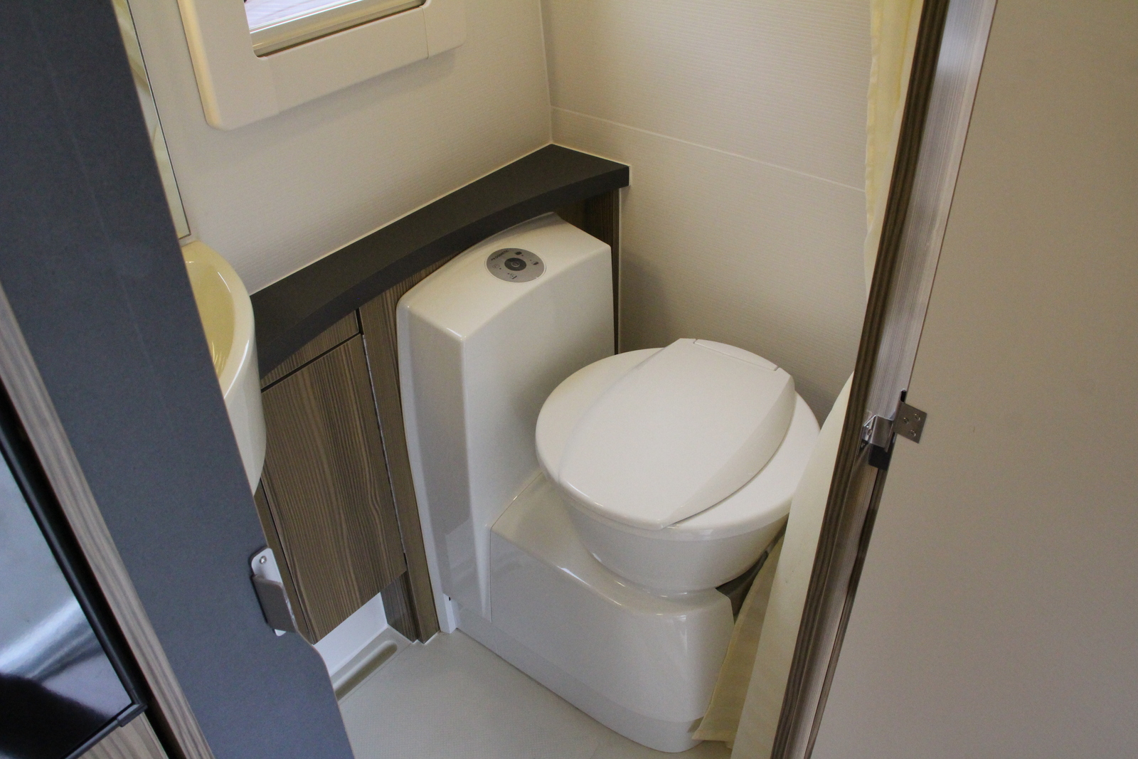 キャンピングカーキャブコン