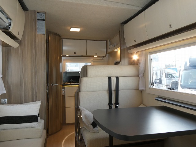 キャンピングカーキャブコン