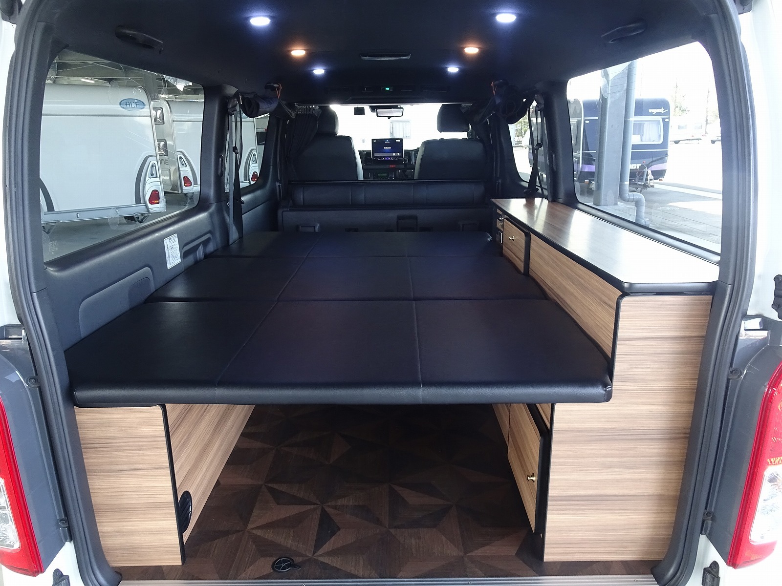 キャンピングカーバンコン