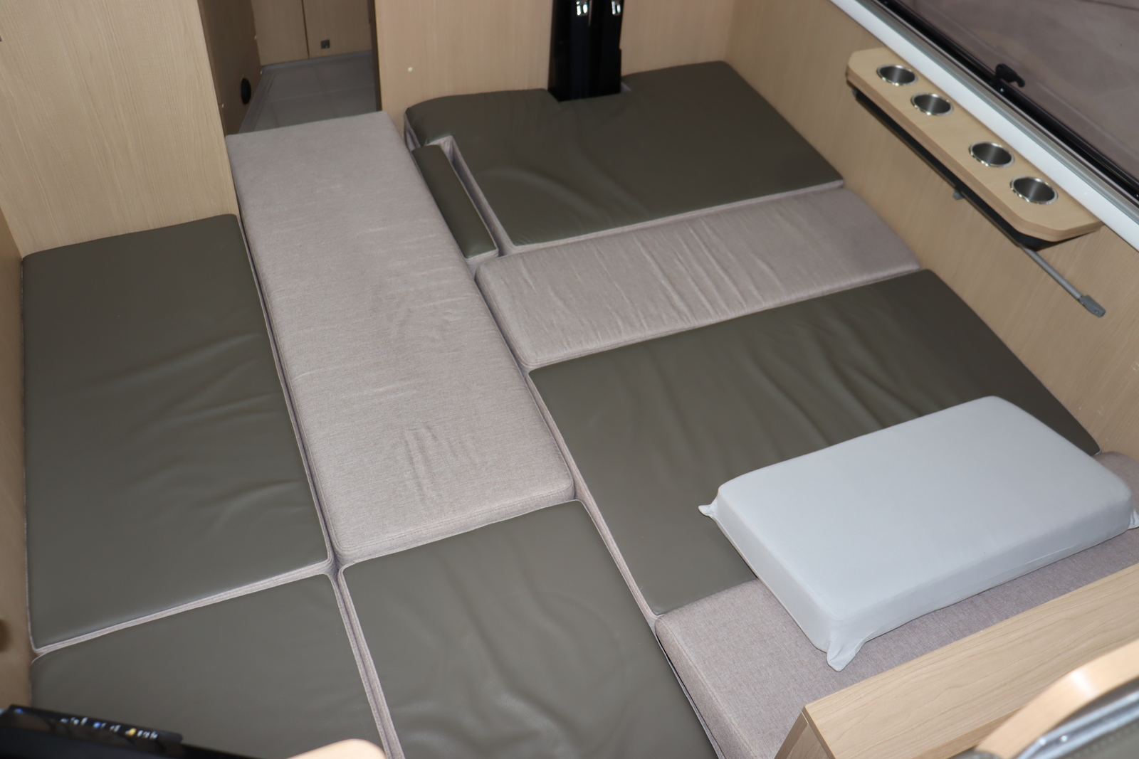 キャンピングカーキャブコン