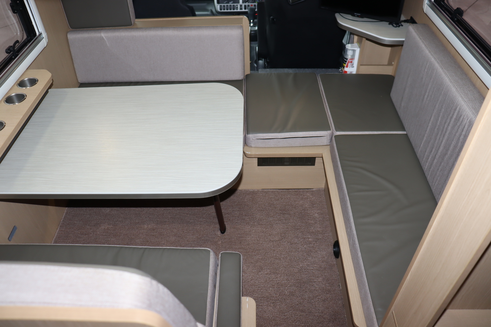 キャンピングカーキャブコン