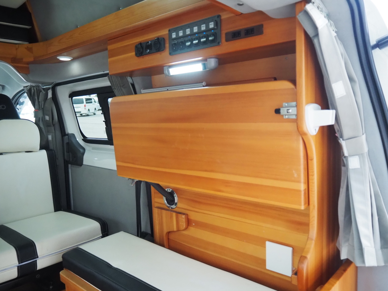 キャンピングカーバンコン