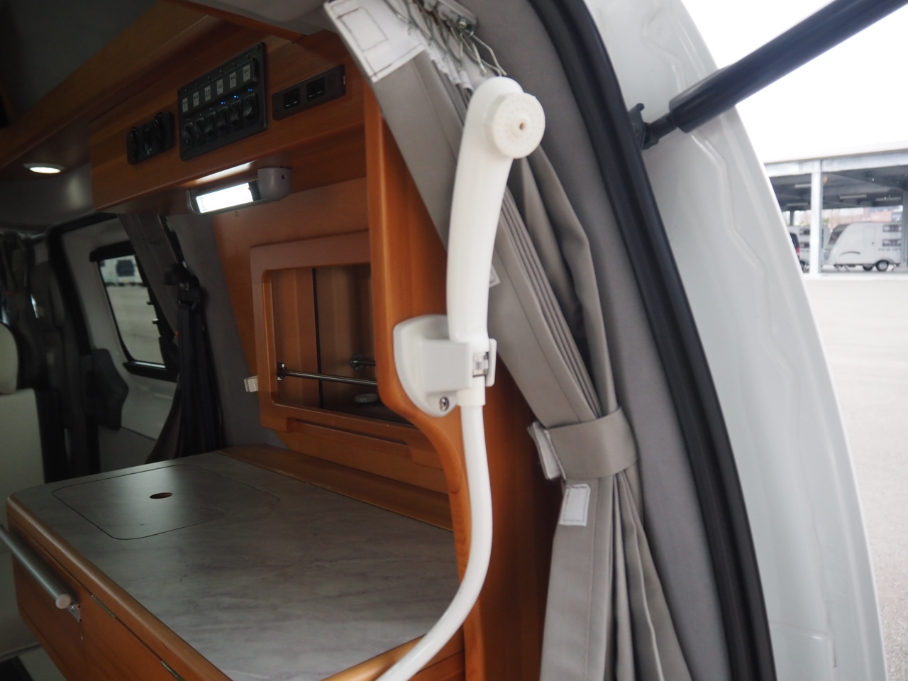 キャンピングカーバンコン