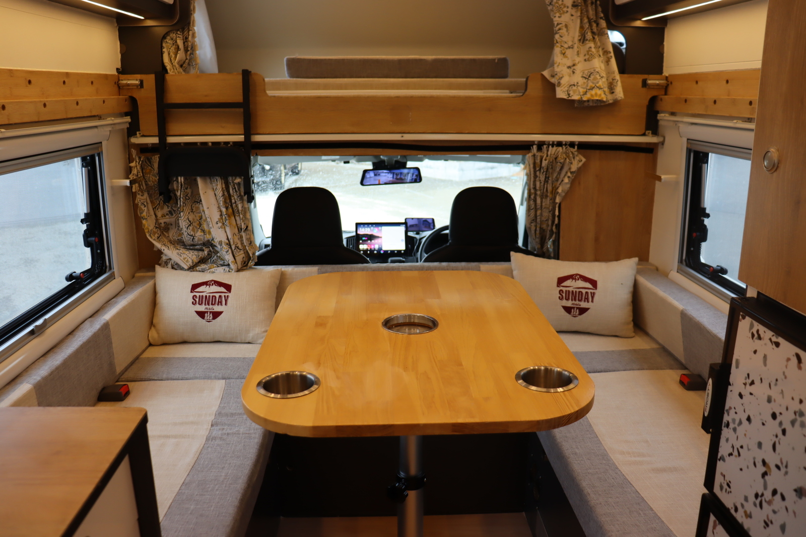 キャンピングカーキャブコン