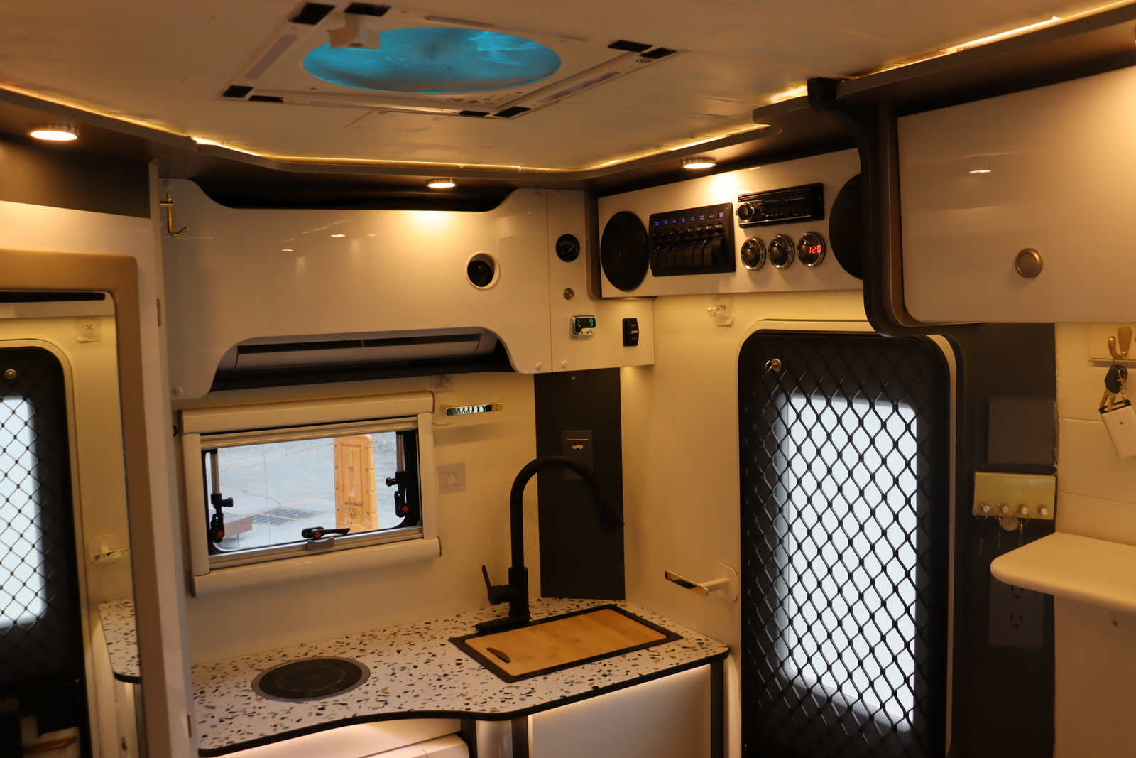 キャンピングカーキャブコン