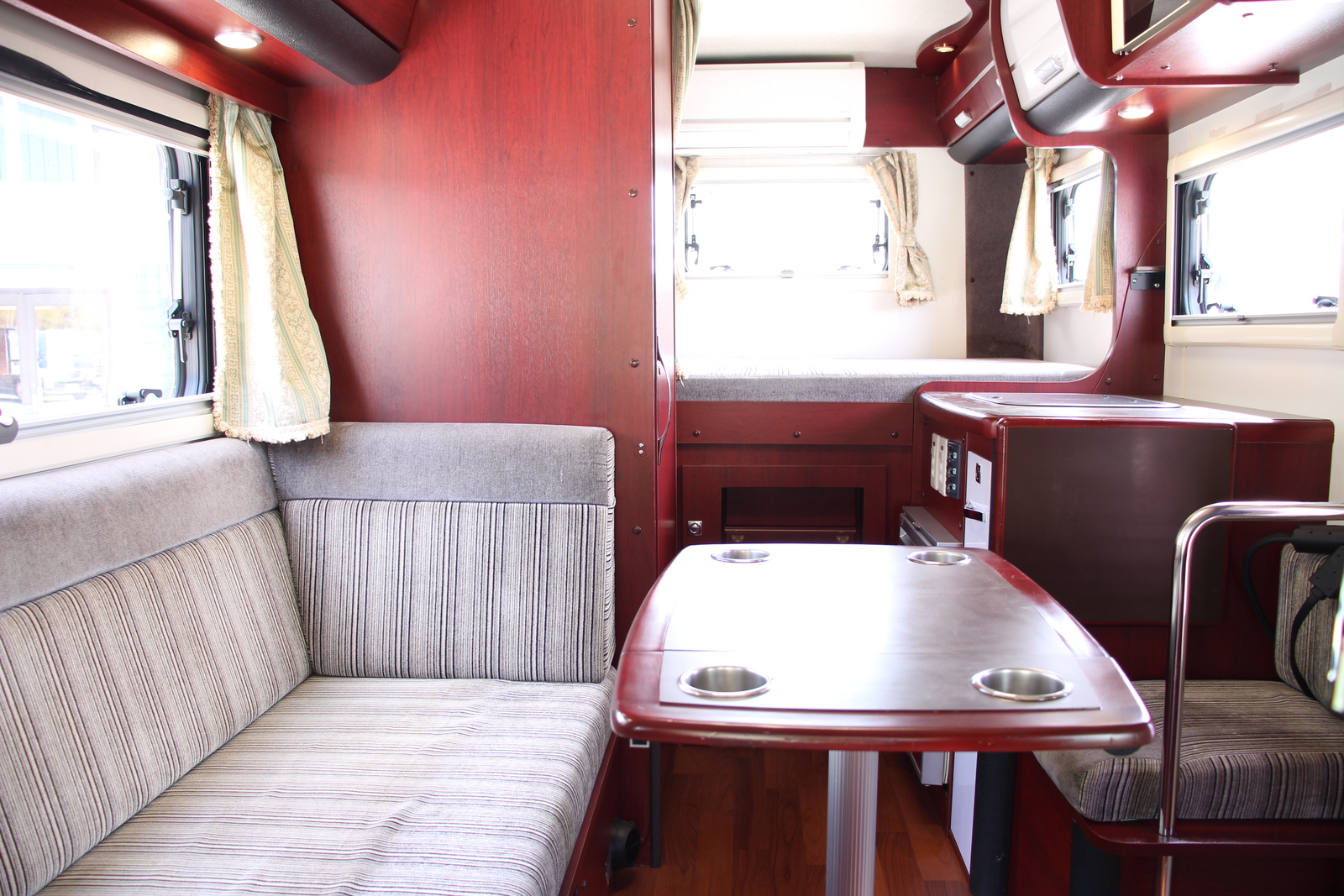 キャンピングカーキャブコン