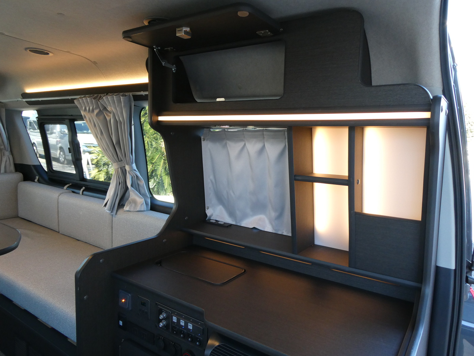 キャンピングカーバンコン