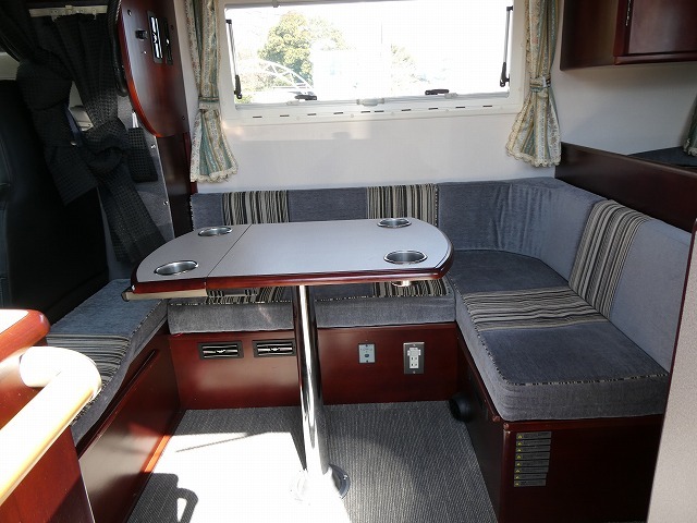 キャンピングカーキャブコン