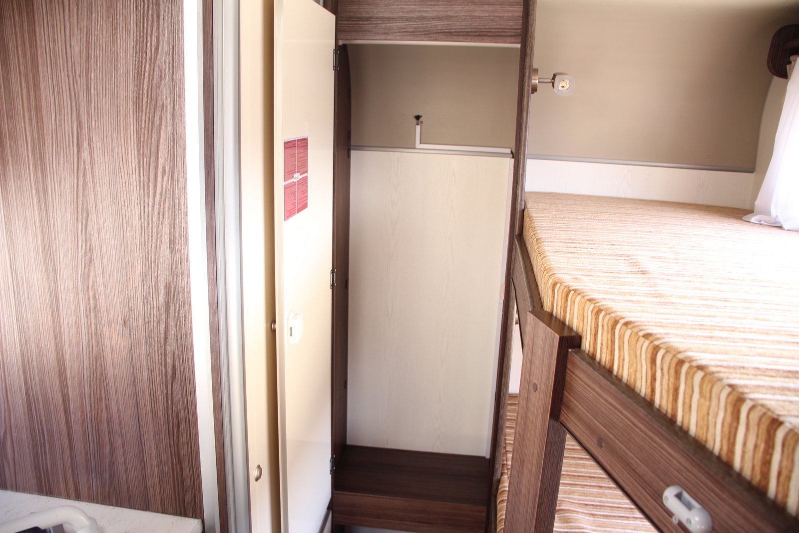 キャンピングカートレーラー