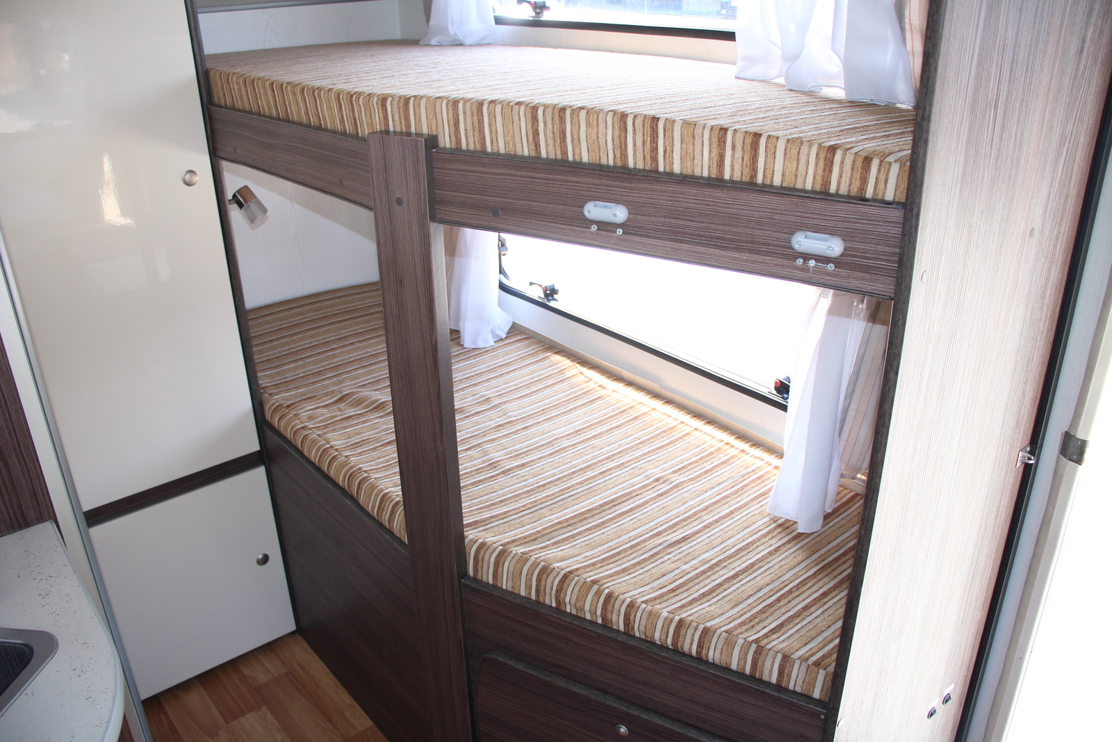 キャンピングカートレーラー