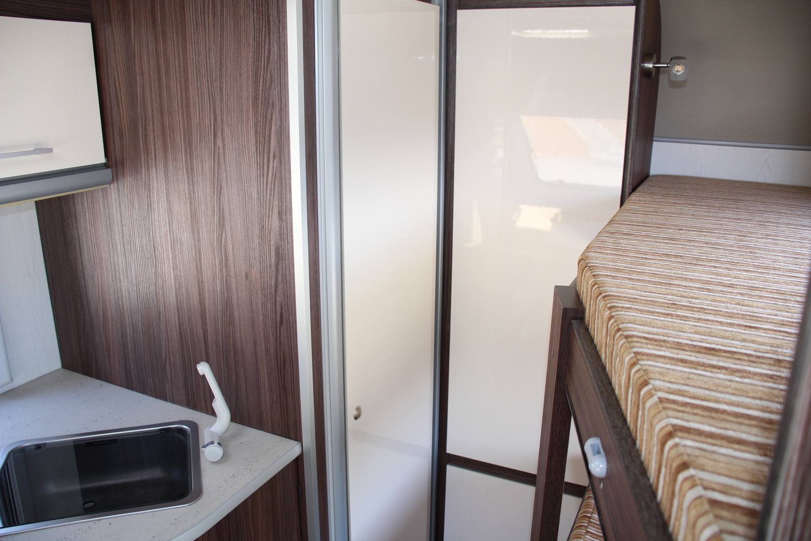 キャンピングカートレーラー