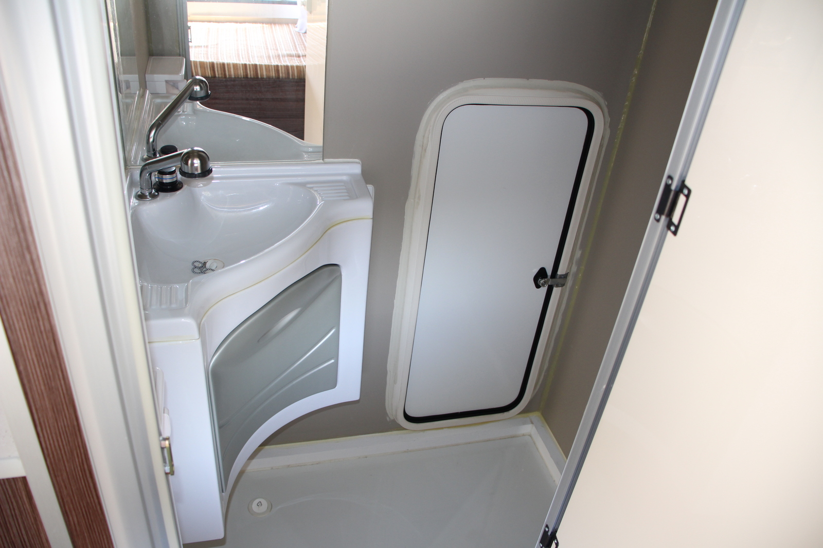 キャンピングカートレーラー