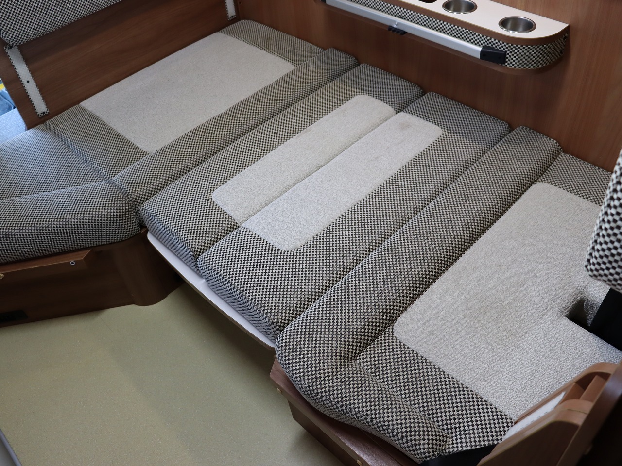 キャンピングカーキャブコン