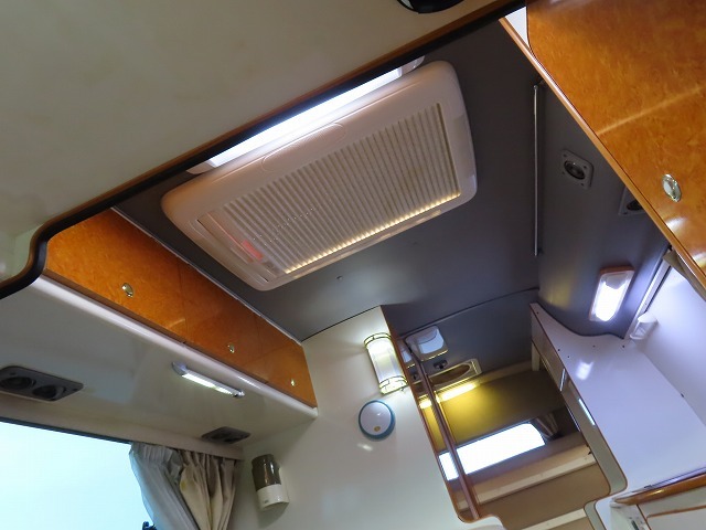 キャンピングカーバスコン