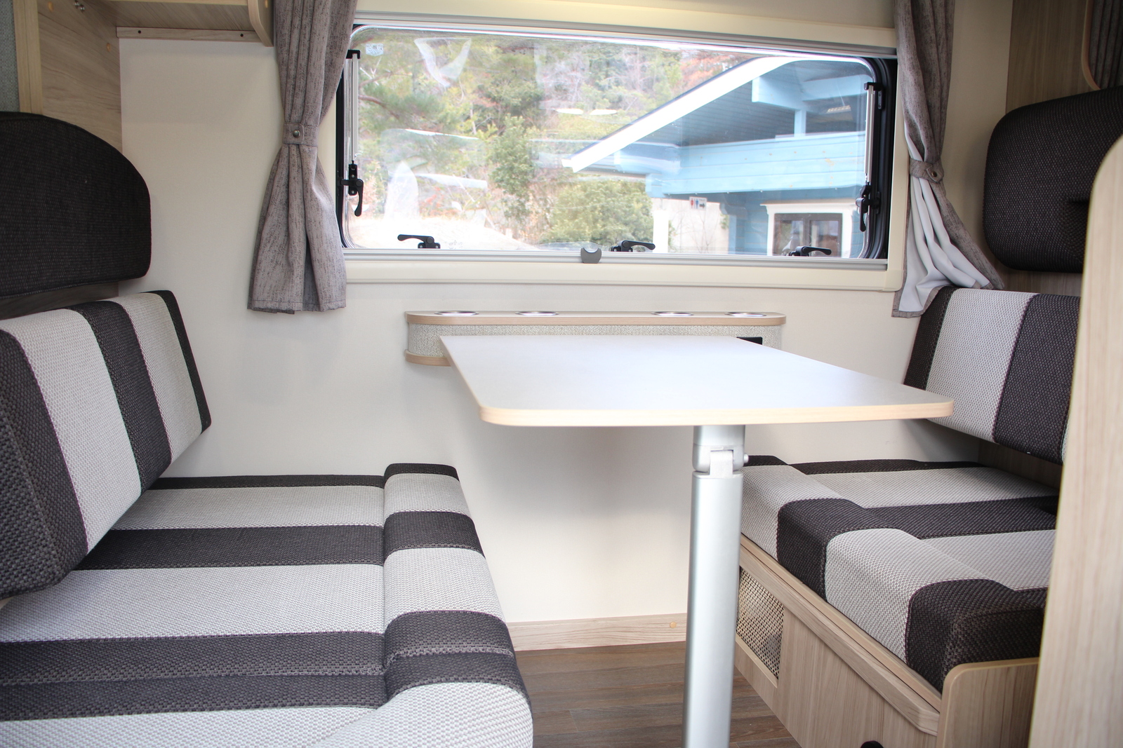 キャンピングカーキャブコン