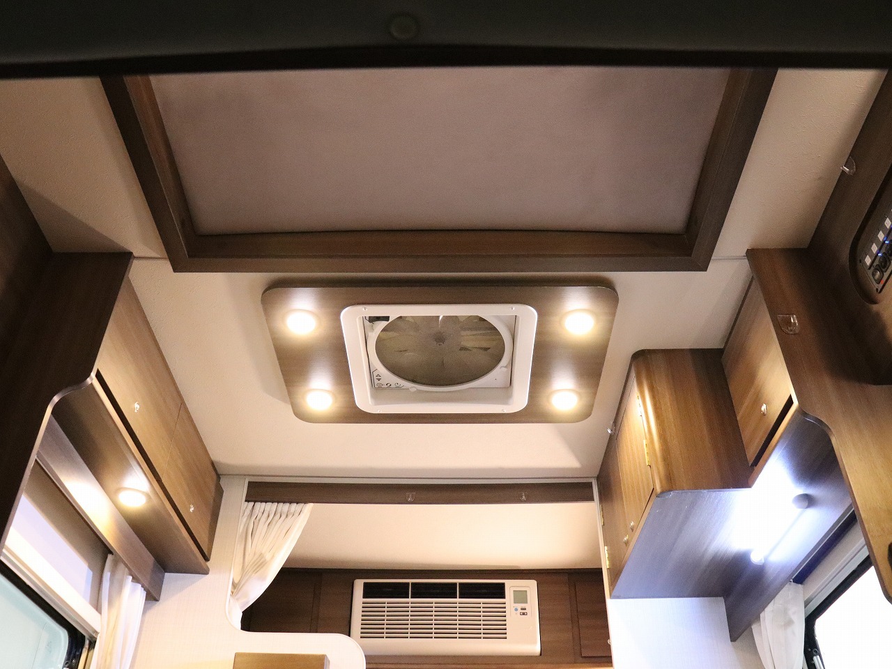 キャンピングカーキャブコン