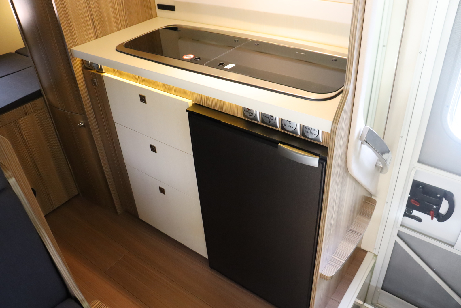 キャンピングカーキャブコン