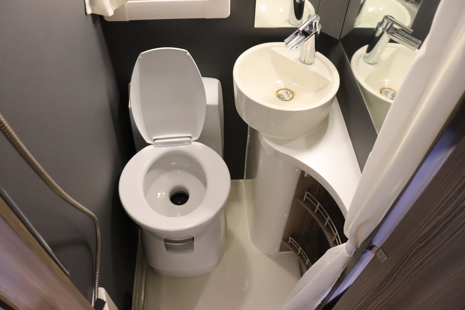 キャンピングカーキャブコン