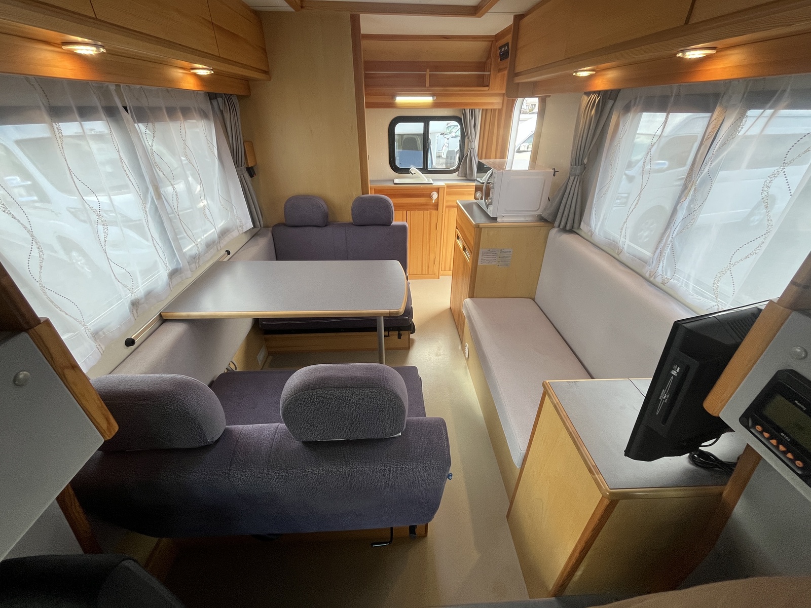 キャンピングカーキャブコン