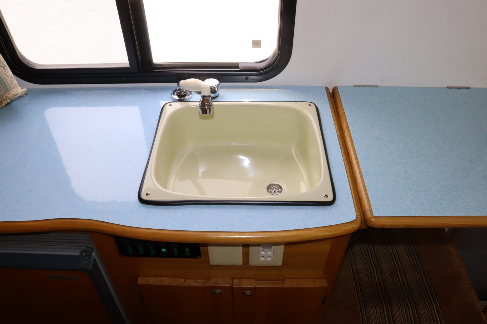 キャンピングカーキャブコン