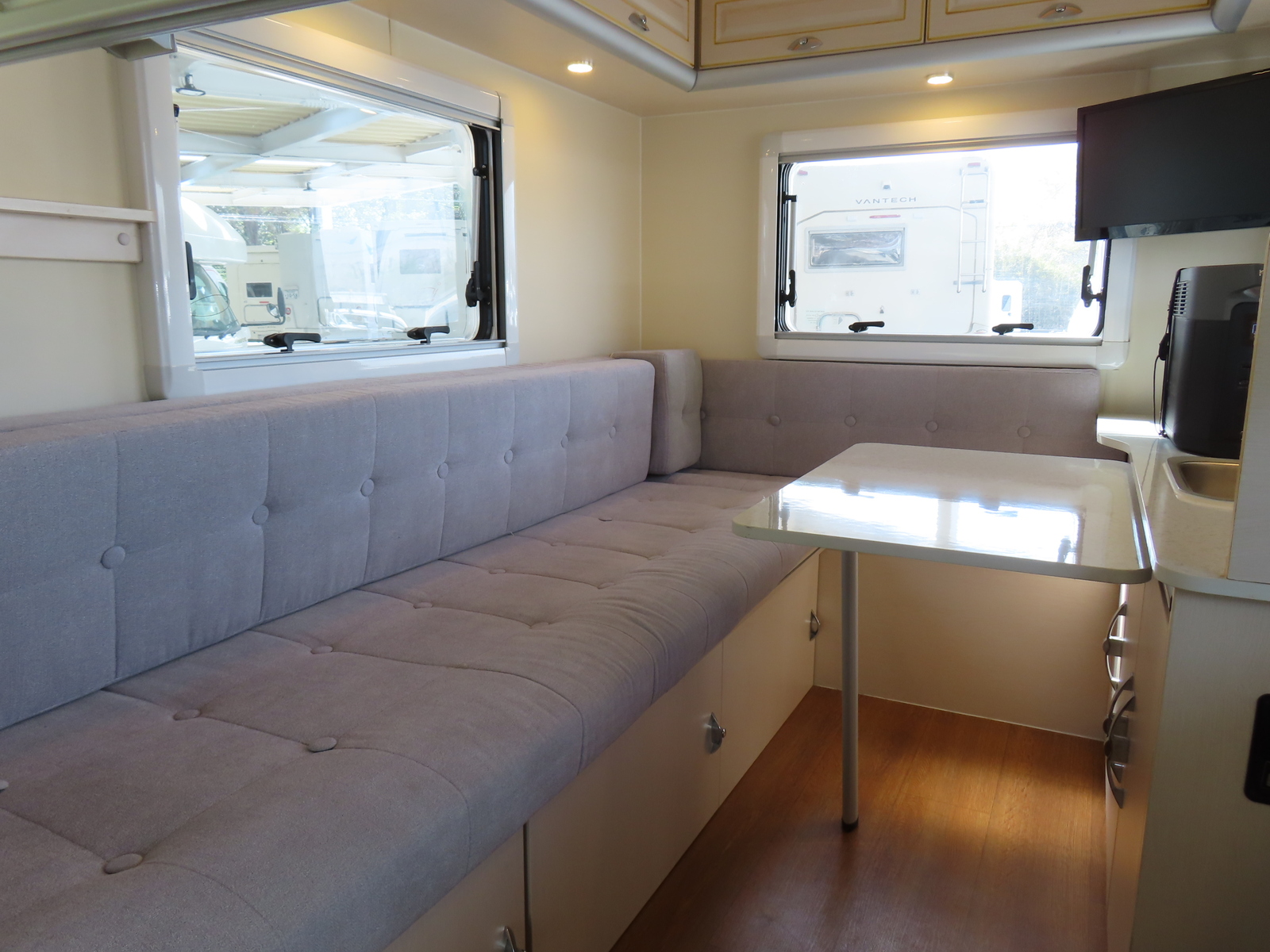 キャンピングカー軽キャンパー