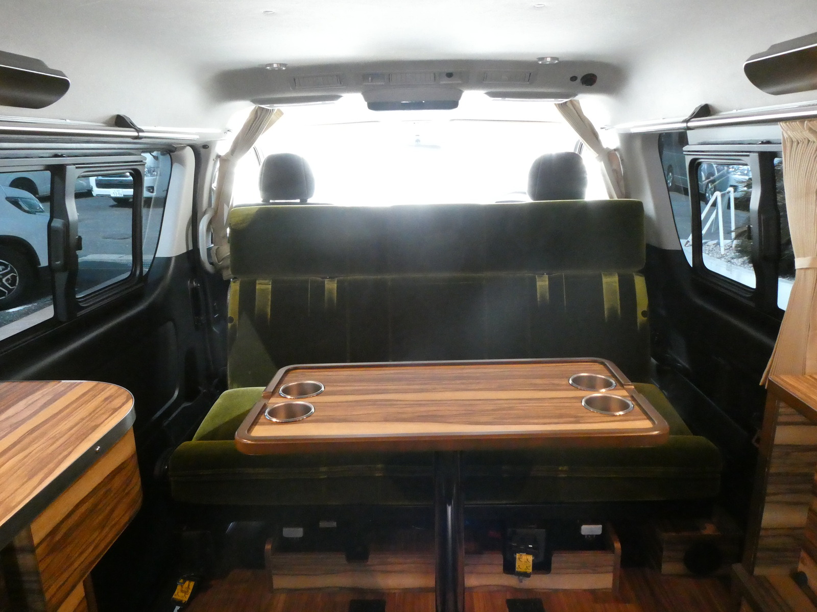 キャンピングカーハイエース