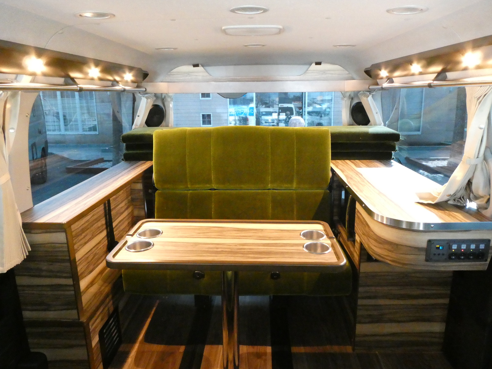 キャンピングカーハイエース