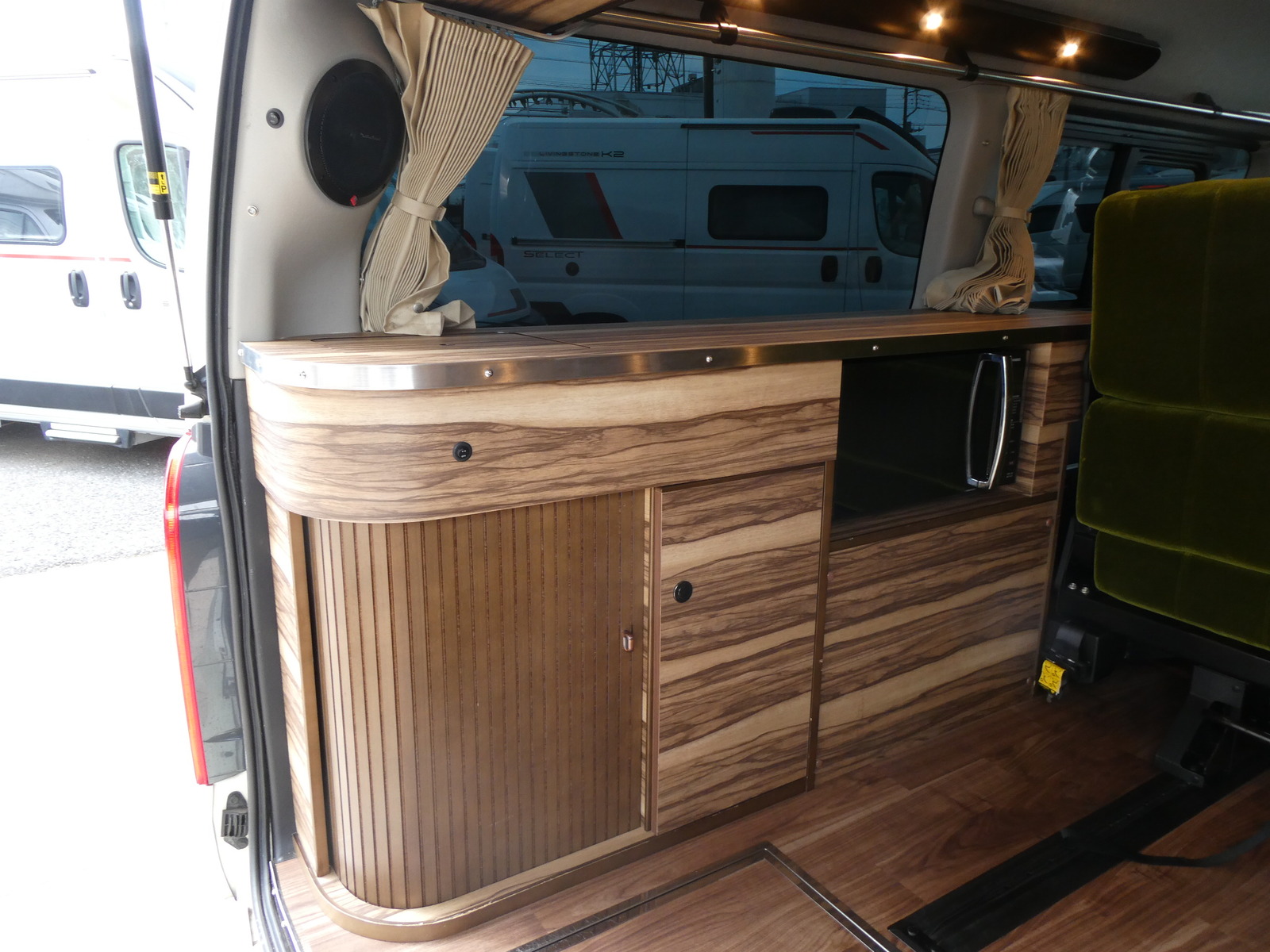 キャンピングカーハイエース