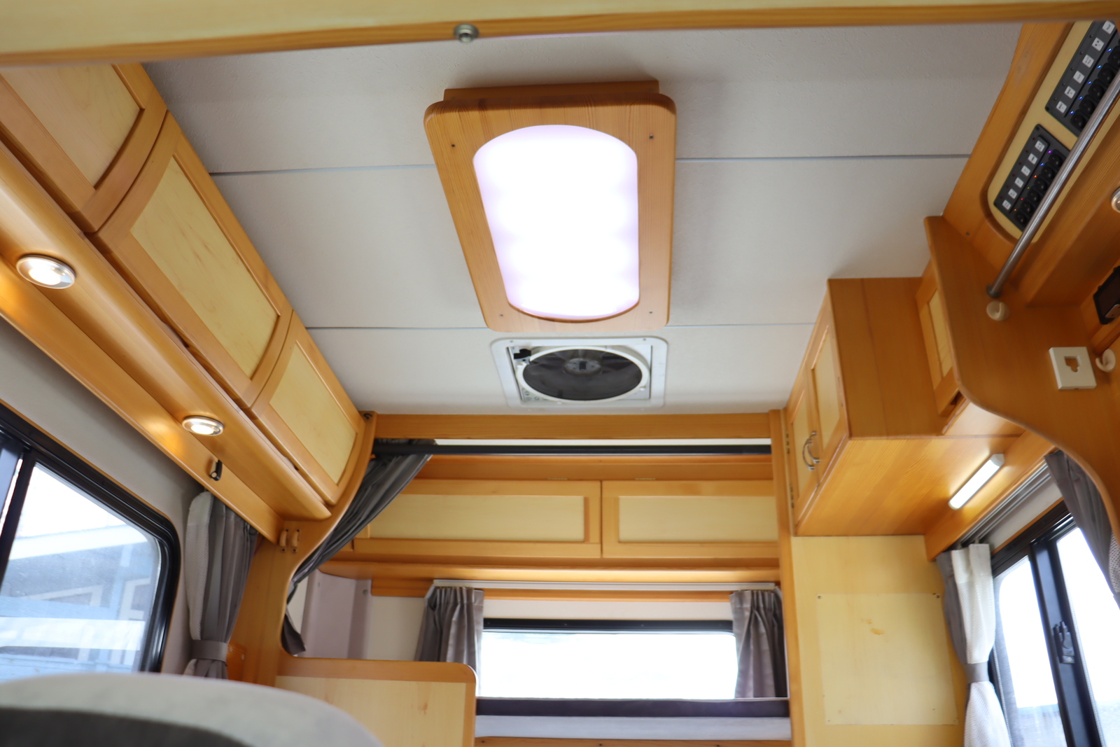 キャンピングカーキャブコン