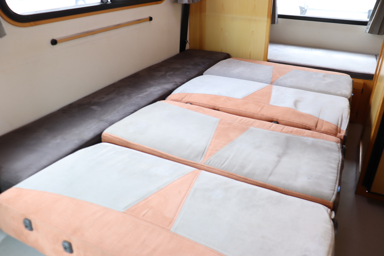 キャンピングカーキャブコン