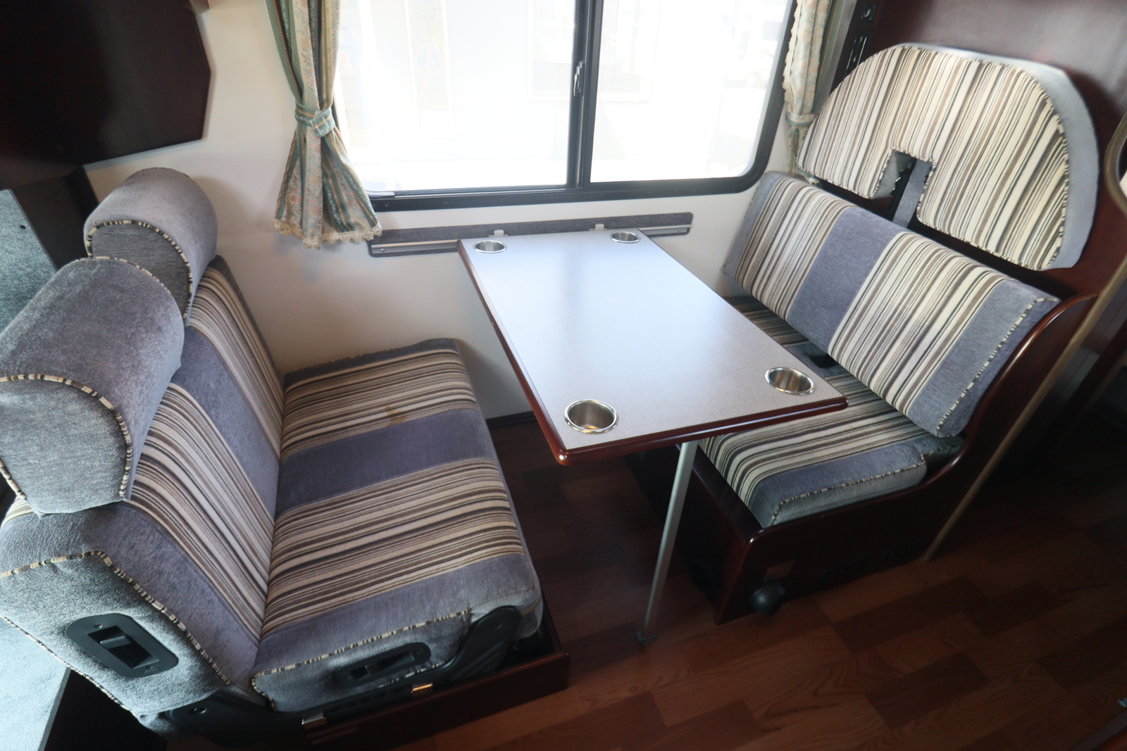 キャンピングカーキャブコン